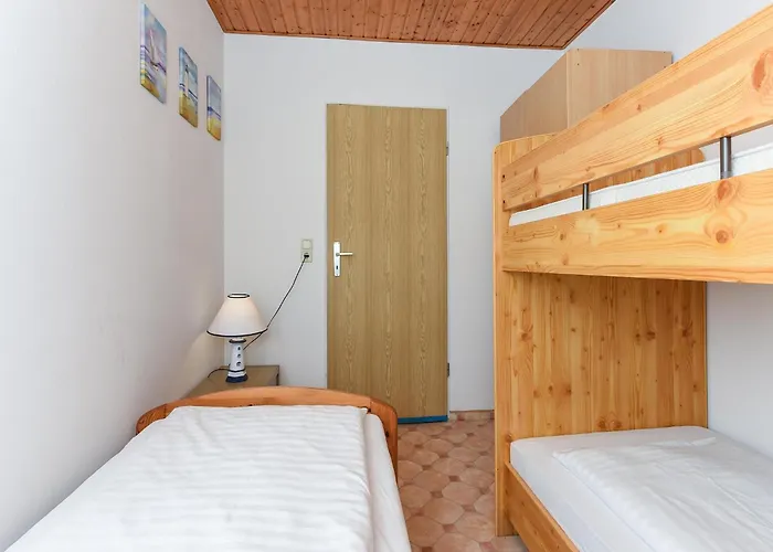 Geraeumige Mit Terrasse In *